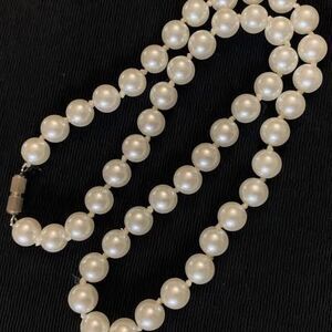 Vintage-Inspired 8mm Glass Pearl Necklace – 16” Classic Strand